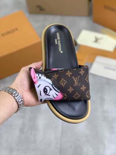 工厂价 实价 原单品质 Louis Vuitton 官网爆款路易威登 Lv情侣款拖鞋 专柜同步发售 ！意大利进口原版鸵鸟纹皮面 原厂特供原版底 码数：35-44