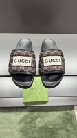 G家 情侣款 P: 女码36~40码男码39～45， 46.订做 男女同款GG拖鞋这款拖鞋采用 GG 聚酯纤维制成，正面饰有 Gucci 标签，为款式增添了醒目