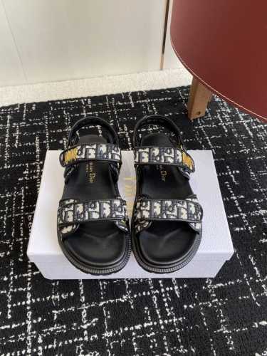 代购级 新色 dior 夏季爆款 魔术贴拖鞋 凉鞋 Go原版复刻 高端定制 超耐看超百搭款 上脚非常舒适 超好穿 比香奶奶款还香 鞋面原版牛皮 原版D五金扣 原