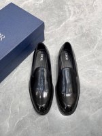 元Dior-迪奥德比鞋－真皮大底 精湛工艺的典范。采用黑色牛皮、牛皮开边珠精心制作。搭配经典的系带开合，侧面饰以精致的压花品牌标志，富有光泽的叠层鞋跟设计提升格
