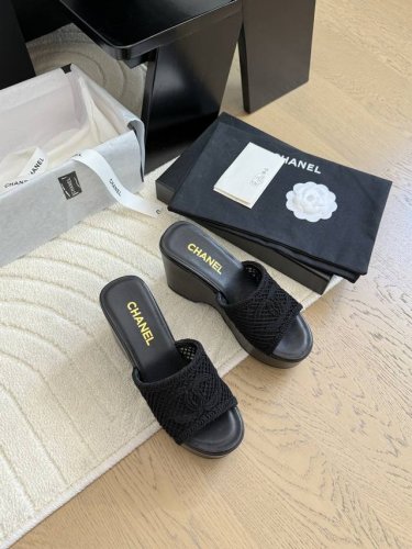 chanel 25P秀款厚底防水台拖鞋 鞋面新版面刺绣，防水台4.5Cm，后跟10Cm！ 上脚后很稳！穿上立马两米八 内里垫脚羊皮，原版大底。 Size:35-
