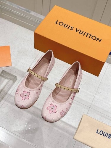 Louis Vuitton 路易威登春夏 村上隆 联名玛丽珍时装平底芭蕾舞鞋 春夏秀场出镜超多名模上脚 简约大方非常百搭 鞋面采用原版牛皮，Lv彩色老花标识点缀