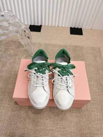 350Miu Miu 缪缪厚底饼干底 25Ss 春夏新款英伦风系带小白鞋 休闲鞋 Miumiu秀场适当独一无二的擦色工艺工艺来自Miu Miu系列的细节特写 新 - 点击图像关闭