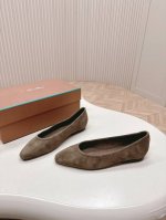 Loro Piana LP 经典绝美复古女巫平底鞋极简主义风格，复古又级！简约又大气，属于非常耐看的款式！高级百搭之王一年四季春夏秋冬皆适宜鞋面采用油蜡皮内里垫