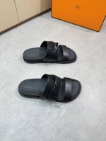 Hermes 爱马仕 -高端品质 原单休闲凉拖鞋 -鞋面：进口纳帕小牛皮、品牌金属扣件 -内里：水染牛皮 -大底：超轻Tpr橡胶 真皮包Tpu水台；组合成型大底