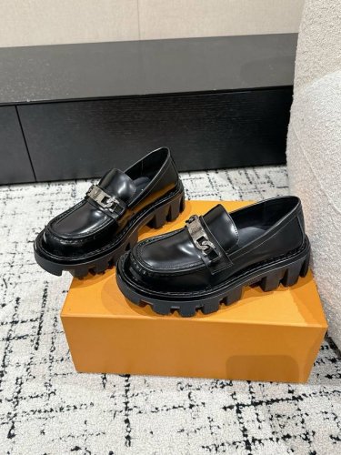 女 男+10 #顶级版本Louis vuitton 路易威登 25情侣款厚底乐福鞋Lv这款宽厚的鞋底，增高效果真的很不错，经典复古单品，搭配牛仔裤穿超酷 时髦个