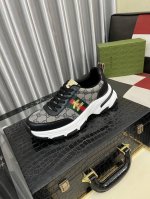 出厂价pp： 古奇Gucci* 最新爆款休闲鞋，顶端品牌奢侈～代购，顶级～质量。鞋面選用进口透气牛皮搭配材质透气羊皮垫脚 精细做工。原版个性时尚柔软橡膠耐磨防滑