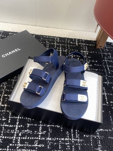 代购级 Chanel Ss25 小香25春夏魔术贴凉鞋！ 这种发泡底的鞋子，柜柜里每年换着版面出！ 你还别说，脚感轻若无物，造型感很好，时髦哦！ Size：#3