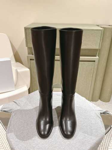 长靴 Dio r s new arrival～迪奥秋冬百搭爆款新品 高跟长靴代购级 经典圆头造型，鞋跟细节相呼应！ 后帮立体，细节满满！鞋面高密度车线工艺，专柜