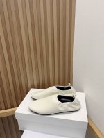 the Row 2025新款深口芭蕾舞鞋 柔软的羊皮加上鞋口松紧带和无内衬设计 使鞋子贴合脚部 上脚舒适不磨脚 简约中带点复古的味道 将极简美学和复古美学结合在
