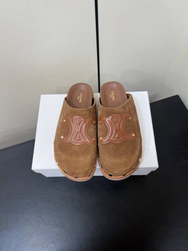 Celine 赛琳25 春夏新款 凯旋门 柳钉 勃肯 包头拖 法式咖色 像是左岸咖啡馆的暖调 经典又迷人 轻松适配各种夏日Look 翻毛皮质感独特 光脚穿 细腻