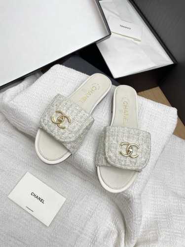 飞机盒10 Chanel 小香 24Ss 春夏新品书包扣翻盖一字拖鞋 小香的一款全新设计 鞋面毛线纯手工编织搭配双C五金装饰 简约百搭上脚超级美的 怎么看都超美