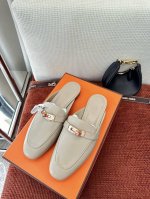 莞产 * 经典Kelly扣Oz穆勒鞋｜原版购入代购级别 -浅杏色 材质与工艺： 原版小牛皮 山羊皮面料 羊皮内衬 鞋面饰有镀钯Kelly扣 意大利真皮大底 2.