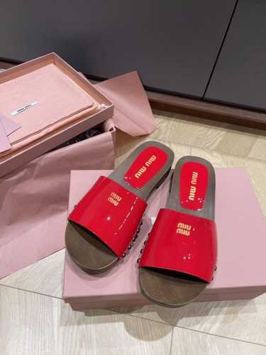 出厂 袜子+10 上新Miumiu 缪.缪.25春夏秀场漆皮袜套木屐凉鞋拖鞋 市面顶级原单版，Zp对比做货，所有细节都跟柜上一致：包括鞋面皮料，鞋垫内里皮料、刻