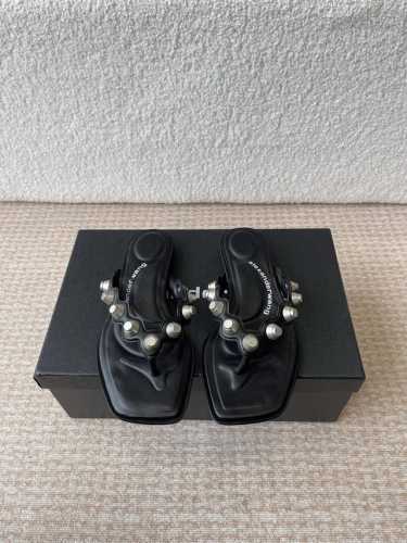 alexander Wang 25Ss 春季火爆新款 钮钉 人字拖鞋，性感钢珠包边高级优雅 整体不失个性 夏天搭配裤装裙装都好看，清爽得体 鞋面羊皮 内里羊皮