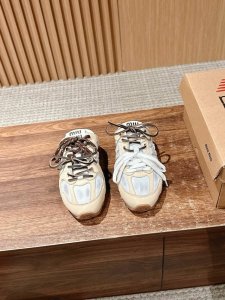 缪缪联名新百伦新配色球鞋半拖款 大火的Miu运动鞋 终于出半拖了 简直是懒人福音 除了春夏已有的棕色以外，这个联名系列的半拖 款还有秋冬新色 白色做旧款，鞋面保