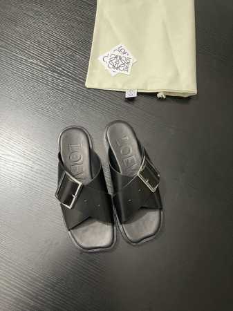 LOEWE拖鞋这双LOEWE拖鞋，酒红色超显气质，交叉皮带配金色大扣，高级感拉满。一脚蹬方便又时髦，出街秒变焦点 。鞋面小牛皮 内里牛皮 真皮大底 35-39 - 点击图像关闭