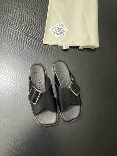 LOEWE拖鞋这双LOEWE拖鞋，酒红色超显气质，交叉皮带配金色大扣，高级感拉满。一脚蹬方便又时髦，出街秒变焦点 。鞋面小牛皮 内里牛皮 真皮大底 35-39