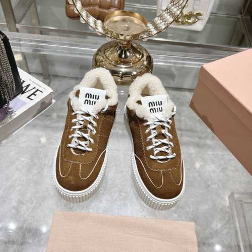 出厂 Miu Miu 24ss 缪缪厚底饼干底 24ss 春夏新款英伦风系带 小白鞋 休闲鞋 MiuMiu秀场适当独一无二的擦色工艺工艺来自Miu Miu系列的