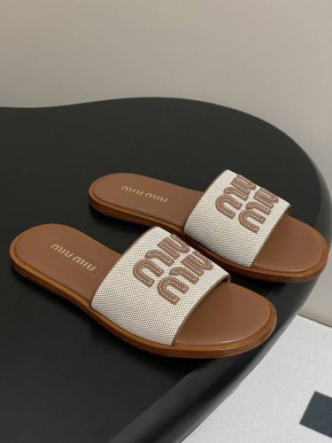 25Ss早春新款Miumiu麻布字母Logo平底一字拖鞋 妥妥的度假风来袭 Zp开发 原版拆卸 对版缪缪字母 Miu真的太少女啦！ 夏天怎么能少得了一双百搭又舒