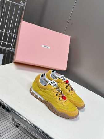 带扣子 MiuMiu缪缪春夏秀款 饼干鞋 阿甘鞋休闲运动鞋专柜RMB8920购入开发 miumiu最新爆款 前卫大胆的设计，Miu Miu风格融于此款厚底帆布运 - 点击图像关闭
