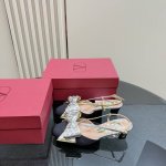 valentin*25Ss蝴蝶结玛丽珍甜 蝴蝶结元素甜美又减龄 让人眼前一看 简直就是甜美酷酷的完美适配 可盐可甜 我的梦中情鞋 鞋面原版布面拼接牛皮 内里垫脚