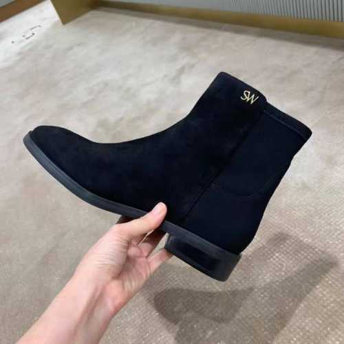 STUART WEITZMAN短靴靴以优雅的风格，演绎了经典sw切尔西靴。休闲的廓形设计搭配上奢华的SW缀饰 这一组合既迷人又随性。再加上弹力侧角板设计和舒适的