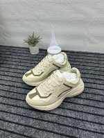 Gucci古驰G家 Rhyton系列 最新版面 双G 老爹鞋 情侣款 厚底 休闲 运动鞋 原版购入开发 做货 这款Rhyton系列运动鞋采用象牙白色皮革搭配复