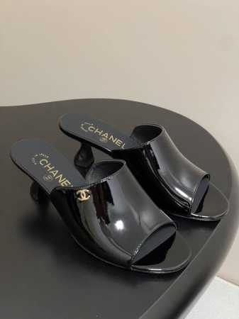 chanel 2026早春度假系列爆品小香双C扣鱼嘴蜜儿高跟拖鞋小矮跟凉拖鞋 简约时尚 整体采用穆勒鞋款式 这种鞋型没有鞋带或复杂的固定结构 穿脱方便 同时展现 - 点击图像关闭