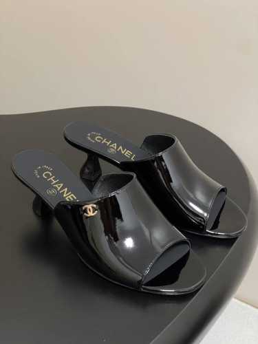 chanel 2026早春度假系列爆品小香双C扣鱼嘴蜜儿高跟拖鞋小矮跟凉拖鞋 简约时尚 整体采用穆勒鞋款式 这种鞋型没有鞋带或复杂的固定结构 穿脱方便 同时展现