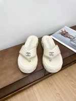 凉鞋360拖鞋240顶级版本* 25早春新款厚底夹趾凉鞋 专柜简直疯抢了，各大社交平台热门晒图，这期的走秀款绝对太帅了，绝对是这一季最热门的款式，专柜仙女们真的
