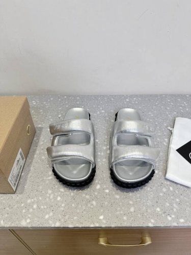 Ash 小众潮牌 25Ss春夏新款 休闲 平底 拖鞋 光泽羊皮打造摩登轮廓 上脚绵软质感加分 行走云端的轻盈自在 柔软亲肤搭配符合人工学的弯曲弧度 更贴合脚型穿