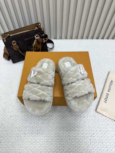 顶级品质 LV ss24 new arrival～平底羊毛拖鞋新品 超舒适的lv双带毛拖 简约随性 时髦有范， 慵懒又不乏高级感，最舒适的拖鞋没有之一 随意上脚
