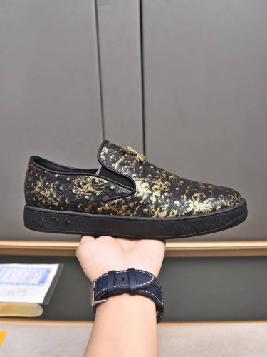 2024新品 商品商标：LV* 路易威* 休闲鞋 正码码数: 38-44 可订做45 商品材料：鞋面牛皮压花材质羊皮里，橡胶耐磨大底。