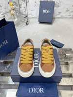 顶级版本P女 、男 Dior 迪奥B33系列 情侣款休闲板鞋 原版购入开发做货 采用迪奥灰牛皮革精心制作，侧面饰以同色调 CD Diamond 图案帆布镶片。