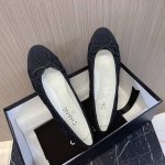 Chanel 经典拼色芭蕾鞋 时尚走秀款M多年过去，依旧吸粉 拼接色混搭，蝴蝶结点缀，演绎时尚！怎么搭怎么好看系列！ 原版定制原木色真皮大底，1.5cm方跟，进