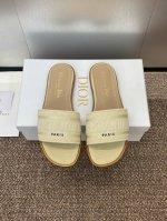 工厂P价P：平底 粗跟 迪奥 Dior 2025 春夏新款 Dway 平底一字拖果冻色女鞋 Cd字母Logo立体刺绣粗跟圆头露趾拼色凉拖鞋 材质:鞋面进口酒椰草