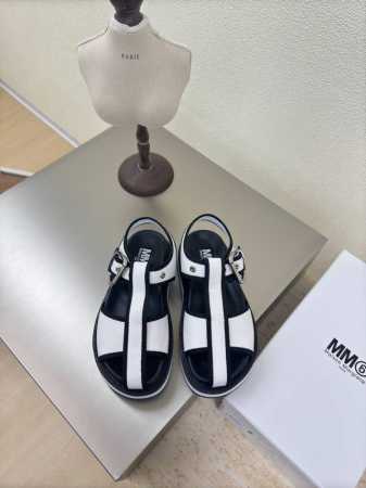 Mm6 Maison Margiela 小牛皮 包边设计 大热时尚风格 白色小牛皮 Mm6 Maison Margiela的实验性从功能主义的解构美学出发，意想 - 点击图像关闭