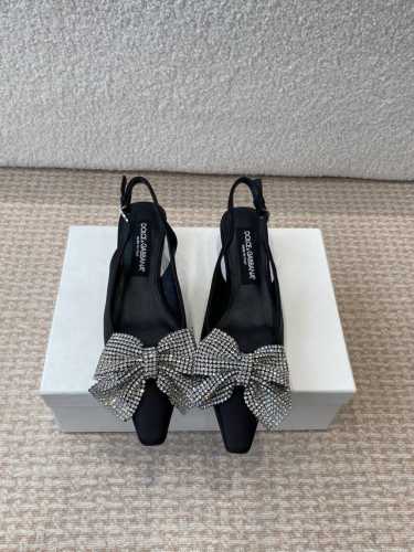 D&G古典与现代碰撞出的意式浪漫美学杜嘉班纳 Dolce & Gabbana 真丝系列 小猫跟凉鞋 线条，版型，看得到的高级感，非市场通货可比 Dg杜嘉班纳秀场