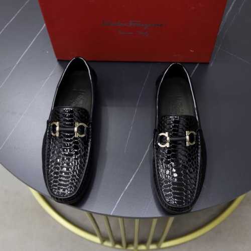 出厂价： 牛里品牌：菲拉格慕Ferragamo 标准码：男码38 44 45定制 等级：官网同款 材料：原版进口牛皮面牛皮里 原版耐磨轻便大底款式类别：男士休闲