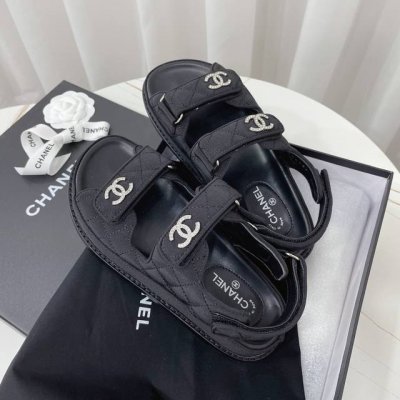 chanel~~沙滩鞋~~经典凉鞋，百搭M多裙子 裤子，网红搭配不同颜色袜子穿也超级洋气 看似简单的凉鞋却历经多月M次调试改模，鞋型中底工艺都是正品级别 实物比