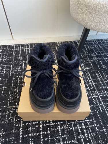 代购级 UGG 油叽叽 经典款 厚底 坡跟 系带短靴 毛靴 原版购入开发 做货 UGG这款高跟雪地靴真的打破了传统以来厚底靴的风格 太有设计个性了，深得少女心啊