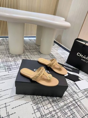 50顶级版本 Chanel香奈儿 2025春款 专柜顶级双C凉鞋 这款经典设计；不平凡的双C拥入了多种配色元素 多元化混搭非常好看百搭，上脚非常轻巧 舒适超级秀