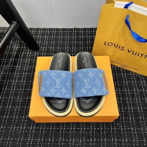出厂 #情侣码 路易威登面包拖 又一爆款 最新 Lv一出即巅峰的超爆款的老花拖鞋面包的脚感 软绵绵的超舒服 火爆小红书 高级慵懒风.... 夏天没有一双丑拖鞋是