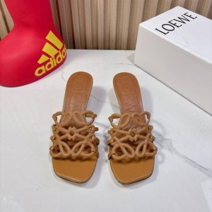 loewe 罗意威 25Ss 春夏新品 拖鞋 疯狂种草简约设计感觉更干净优雅 让你念念不忘 颜色也很耐看漂亮，上脚瞬间气质十足气场，简直无敌帅气有型 Size：