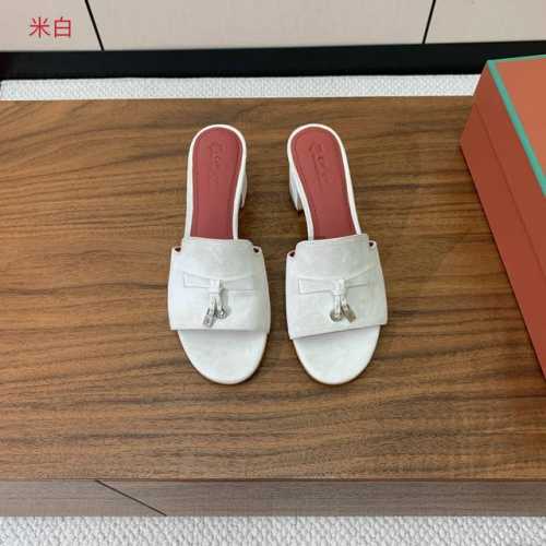 Loro piana 代购级高跟拖鞋。这款绒面拖鞋搭配饰有Loro Piana My Charms 吊坠的饰带，并饰以同色缝线。精致柔美，适合搭配都市和度假装束