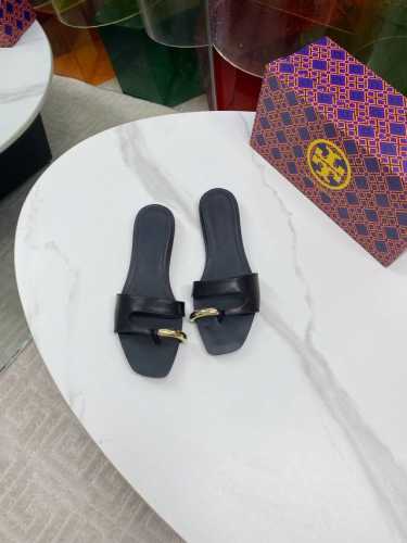 出厂 Tory Burch25春夏秀款五金扣小坡跟平底拖鞋！可盐可甜！就很有当代的复古那味儿～～ 既舒适又有玛丽珍的时髦俏皮 脚感是你们想不到的舒适不刮脚 鞋面