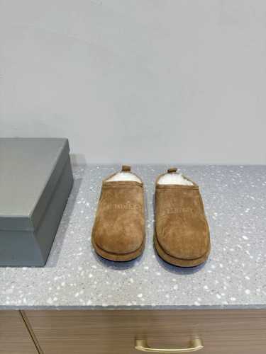 BALENCIAGA 巴黎世家 秋冬新款 勃肯毛拖.雪地靴 勃肯毛拖24秋冬秀款 脚感很舒服，原版麂皮面料随便简便穿搭 羊毛里 超级暖和 balenciaga正