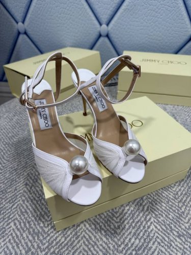 Jimmy Choo 吉米周 是一个非常全面之尊贵时尚生活品牌 香港,美国等大时尚博主及明星的同款表带女士短靴系列 澳大利亚尖头 圆头系列 简直是美上天了 爱上
