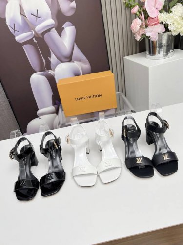 工厂p价 女装女鞋 运动原单上新啦！2025Louis Vuitton 专柜经典款，经典永不过时， 面料：头层牛漆皮， 内里 垫脚；羊皮 跟高：6.5Cm 码数
